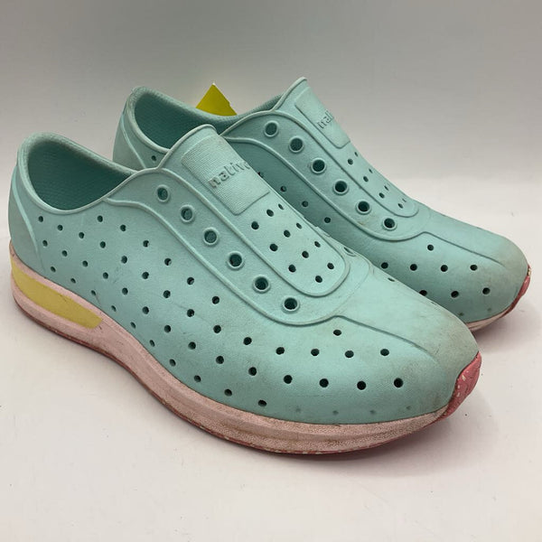 Fashion pink perforated sneakers