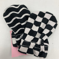 Size NB: Black/White Print Baby Scratch Mitts