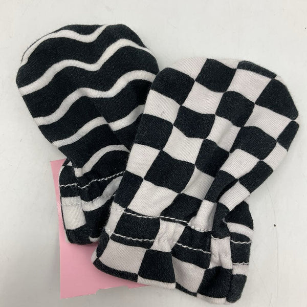 Size NB: Black/White Print Baby Scratch Mitts