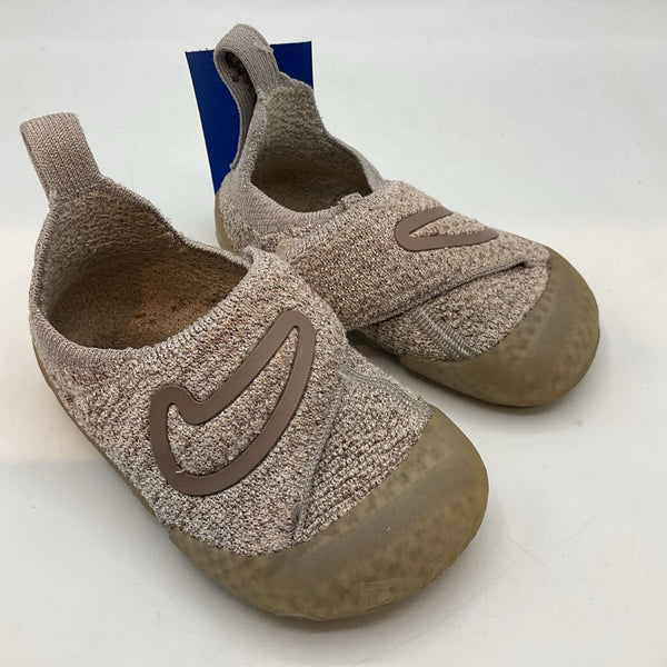 Size 5: Nike Grey-Brown Knit Velcro Walker Shoes
