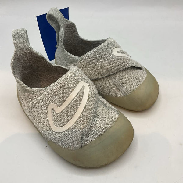 Size 5: Nike Grey Knit Velcro Walker Shoes