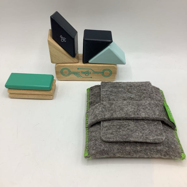 Tegu Pocket Pouch Magnetic Wooden Block Set