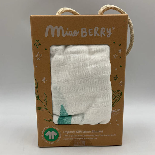 Miao Berry White/Green Floral Milestone Blanket NEW