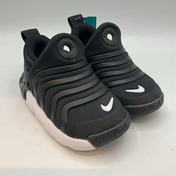 Size 7: Nike Black/White Pull-On Sneakers