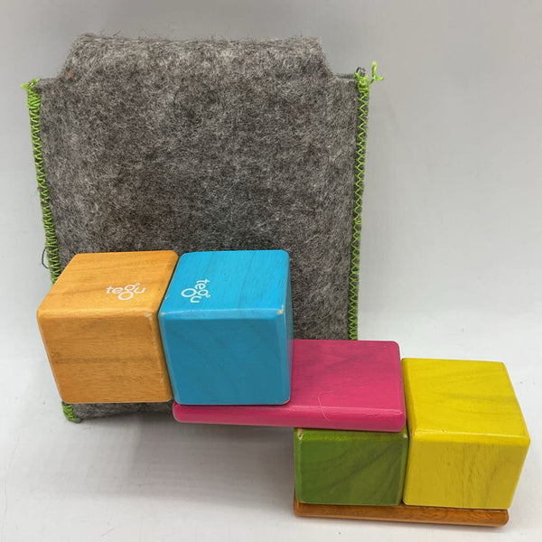 Tegu Pocket Pouch Magnetic Wooden Block Set