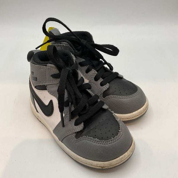 Size 7: Nike Air Jordan Gray/White/Black Lace-Up Sneakers