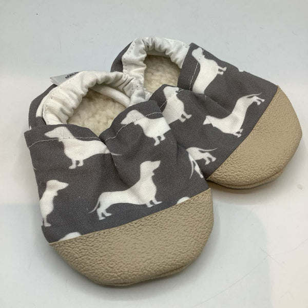 Size 3-6m: Scooter Gray/White Dachshund Booties