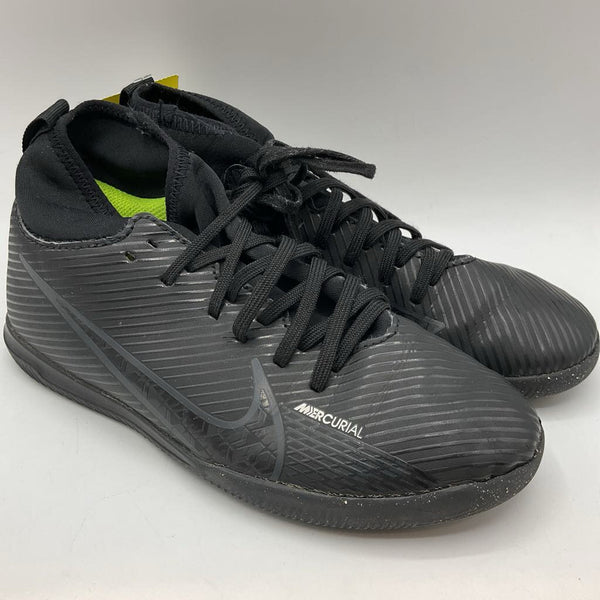 Size 2Y: Nike Bluack Indoor Lace-Up Soccer Cleats