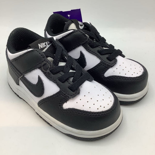 Size 7: Nike Black/White Pull-On Sneakers
