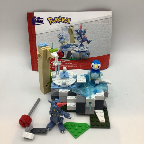MEGA BLOKS Pokemon Piplup and Sneasel's Snow Day Building Toy Set